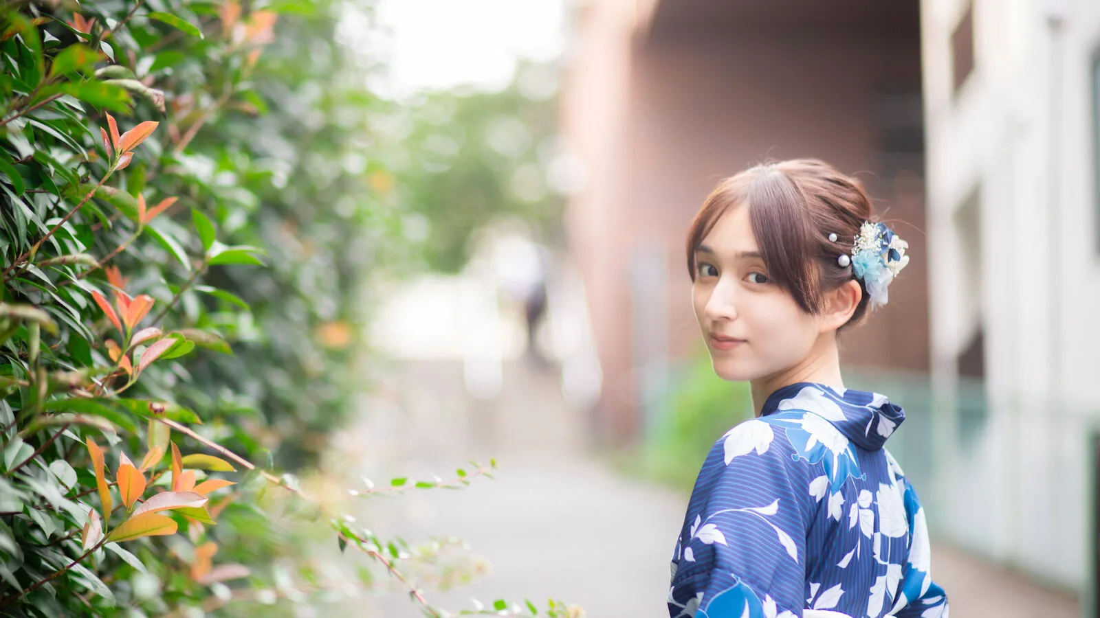 Customers strolling around town in yukata from Kimono Rental VASARA